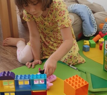 Jeste li znali da kroz igru kockicama djeca uče na svim poljima svog razvoja?