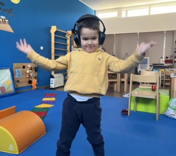 Jeste li znali da korištenje posebnih slušalica može imati značajan utjecaj na razvoj govora i auditivne percepcije kod djece?